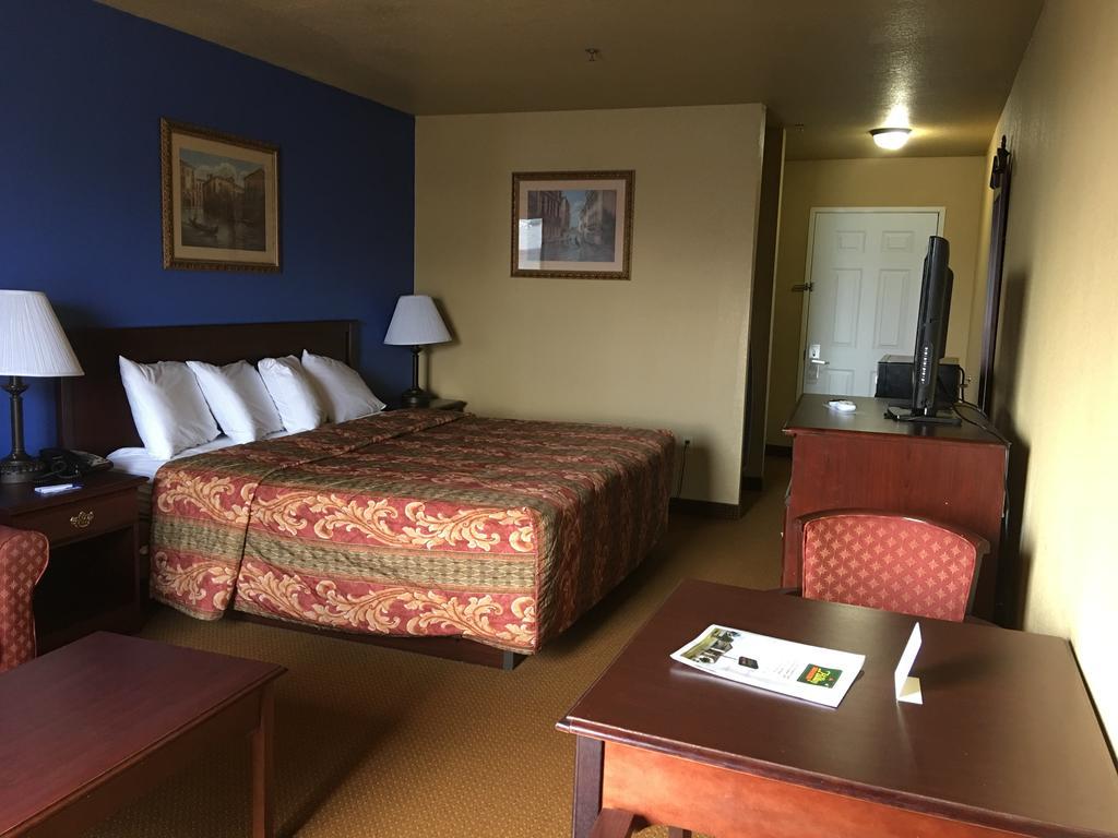 Econo Lodge Inn & Suites Greenbrier Bagian luar foto