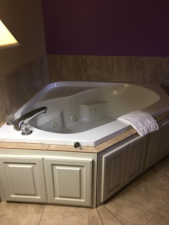 Econo Lodge Inn & Suites Greenbrier Bagian luar foto